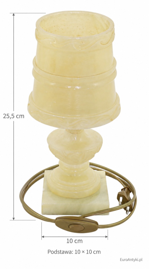 wymiary lampki alabastrowej – wysokość 25,5 cm i podstawa 10 na 10 cm